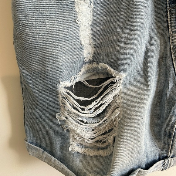 NWT- Light Wash Blue Distressed Denim Shorts - Picture 6 of 8